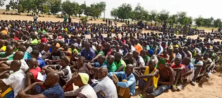 Image de Société. Le recrutement spécial de 2000 commandos pour la Garde présidentielle et le Bataillon d'intervention rapide (BIR) au Cameroun a suscité une grande attention et mobilisation dans la région de l'Extrême-Nord du pays. Les chiffres impressionnants de 5404 candidats enregistrés dans cette région montrent à quel point ce processus de sélection est d'une grande importance pour les jeunes camerounais qui aspirent à servir dans les forces de sécurité. L'Extrême-Nord du Cameroun, en tant que région frontalière avec le Nigeria, est confronté à des défis de sécurité importants, notamment liés aux activités terroristes et à la criminalité transfrontalière. Le BIR joue un rôle essentiel dans la lutte contre ces menaces, en plus de ses fonctions de maintien de l'ordre et de sécurité nationale. Le recrutement de 2000 commandos est une démarche ambitieuse visant à renforcer les capacités opérationnelles du BIR et de la Garde présidentielle. Il est important de noter que le BIR est réputé pour sa formation intensive et son engagement à maintenir la sécurité et la stabilité du pays. Le processus de recrutement a débuté le 31 octobre 2023 et a inclus une étape de visite médicale sommaire. Cette étape est cruciale pour s'assurer que les candidats sont en bonne santé et aptes à remplir les exigences physiques du métier militaire. La qualité de la vue, de l'ouïe et la tension artérielle sont examinées pour détecter les pathologies incompatibles avec les métiers des armes. Le lieutenant Evina Jean Nine supervise l'opération d'identification, garantissant que les candidats sont correctement identifiés par rapport à leurs dossiers de candidature. La visite médicale sommaire devait se terminer le vendredi 3 novembre, et la phase suivante consistait en un exercice physique éprouvant prévu pour le samedi 4 novembre 2023. Cet exercice consistait à courir sur plusieurs kilomètres avec et sans charge, mettant ainsi à l'épreuve la résistance physique et l'endurance des candidats. Cette étape permettra de sélectionner les candidats les plus aptes pour les visites médicales approfondies ultérieures. Le recrutement pour les forces de sécurité est une étape cruciale pour de nombreux jeunes camerounais qui voient en cela une opportunité de servir leur pays, d'acquérir des compétences professionnelles et de contribuer à la sécurité nationale. Cela offre également des perspectives de carrière et de stabilité financière pour de nombreuses familles. Cependant, le processus de recrutement est rigoureux et compétitif, et il est essentiel de garantir que les critères de sélection sont justes et équitables. Le respect des droits des candidats et l'assurance que le processus de recrutement est transparent et exempt de toute forme de discrimination sont des éléments clés de ce processus. Comment le gouvernement camerounais peut-il garantir que le recrutement pour les forces de sécurité est réalisé de manière transparente, équitable et en conformité avec les normes internationales en matière de droits de l'homme ? Comment les candidats qui ne sont pas sélectionnés sont-ils pris en charge pour explorer d'autres opportunités d'emploi ou de formation ? La réponse à ces questions est essentielle pour garantir que le processus de recrutement continue de renforcer les forces de sécurité du Cameroun tout en préservant les droits et les aspirations des candidats.