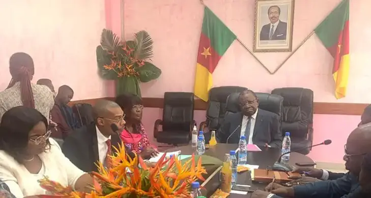 Image de Société. La réduction du prix du pain au Cameroun est une nouvelle encourageante pour de nombreux citoyens qui luttent contre la vie chère. Cette décision intervient après des négociations intenses entre le Syndicat patronal des boulangers du Cameroun et le ministère du Commerce. Le résultat de ces discussions est une réduction de 15 FCFA sur le prix du pain, passant officiellement de 150 FCFA à 135 FCFA. La nécessité d'une réduction du prix du pain est apparue suite au constat que les coûts de la farine, un ingrédient essentiel dans la fabrication du pain, ont baissé sur le marché. Les boulangers avaient initialement proposé une réduction de 10 FCFA, mais le ministère du Commerce a estimé que cette diminution n'était pas suffisante pour refléter la tendance à la baisse des coûts des matières premières. Le ministre du Commerce, Luc Magloire Mbarga Atangana, a donc convoqué une réunion de concertation pour trouver un accord équitable. Après près de trois heures de débats intenses, toutes les parties prenantes ont finalement convenu de réduire le prix du pain à 135 FCFA pour la baguette de 200 grammes. Cette réduction s'appliquera à tous les types de pain, garantissant ainsi une diminution équitable pour tous les consommateurs. Il est important de noter que cette décision est valable pour une période transitoire de deux mois, après quoi une évaluation ultérieure pourrait conduire à une baisse plus significative. Le ministre du Commerce, Luc Magloire Mbarga Atangana, s'est félicité de cet accord, soulignant que cette réduction était une première étape vers l'objectif de ramener le prix du pain à 125 FCFA. Cette mesure vise à soulager le budget des ménages et à rendre l'alimentation plus abordable pour les citoyens. Pour garantir le respect de cet accord, des mesures strictes de contrôle seront mises en place. Tous les services de contrôle relevant du ministère du Commerce veilleront à l'application effective du prix convenu lors des discussions. De plus, un renforcement du contrôle du poids du pain est prévu pour garantir la qualité et la quantité du produit offert aux consommateurs. Cette décision témoigne de la volonté du gouvernement camerounais de prendre des mesures concrètes pour améliorer la vie quotidienne des citoyens en leur permettant d'accéder à des produits essentiels à des prix abordables. Alors que les discussions se poursuivent, le ministre du Commerce continue de plaider en faveur d'une réduction encore plus importante du prix du pain. La question qui se pose maintenant est de savoir comment cette réduction du prix du pain sera accueillie par les consommateurs et comment elle affectera leur pouvoir d'achat. Il sera intéressant de suivre de près les réactions du public et l'impact de cette décision sur les dépenses des ménages.