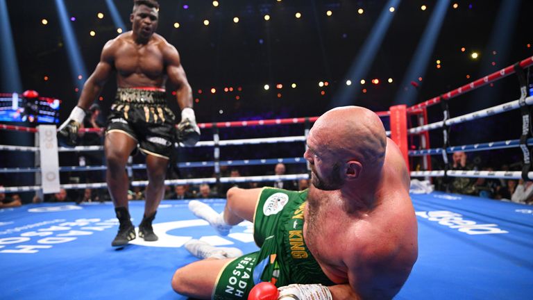 Image de Sport. Le monde de la boxe est sur le point de connaître un nouvel épisode passionnant, alors que les discussions sur un combat revanche entre Tyson Fury et Francis Ngannou s'intensifient. Les deux poids lourds, respectivement célèbres dans la boxe et les arts martiaux mixtes (MMA), semblent prêts à se mesurer à nouveau après leur premier affrontement du 28 octobre 2023. Le désir de Tyson Fury de vouloir rétablir son honneur dans un combat revanche avec Francis Ngannou a été rendu public lors d'une interview accordée à TNT Sports, une chaîne de télévision américaine, le jeudi 2 novembre 2023. Lors de cette entrevue, Fury a évoqué la possibilité d'un futur affrontement entre les deux combattants et a souligné la qualité de son adversaire camerounais. Il a déclaré : "C'était un bon combat, et probablement qu'il y aura un rematch sur toute la ligne quelque part." Cette déclaration de Fury marque une réponse directe à Francis Ngannou. La volonté de Francis Ngannou de revenir sur le ring pour défier Tyson Fury n'est pas passée inaperçue. Lors d'une interview accordée à TMZ, Ngannou a exprimé son désir ardent de se venger de la défaite subie face à Fury et a remis en question la légitimité de la décision rendue par les juges dans leur premier combat. Il a également évoqué sa préférence pour un rematch plutôt que pour d'autres opportunités qui s'offraient à lui. "Cette revanche, c'est ce que je souhaite plus que tout pour la suite. Dans l'état actuel des choses, je pense qu'il y a beaucoup d'options qui s'offrent à moi. Mais moi, je veux prendre une sage décision. Et je pencherais davantage pour ce rematch avant tout le reste", avait-il déclaré. Le premier affrontement entre Tyson Fury et Francis Ngannou a été le point culminant d'une rivalité naissante entre les deux combattants de renommée mondiale. Lors de ce combat historique, Fury, le boxeur britannique connu pour son agilité, sa technique et sa puissance, a affronté Ngannou, l'une des stars montantes des arts martiaux mixtes qui excelle dans le MMA en raison de sa force brute et de sa puissance de frappe impressionnante. Leur duel a été suivi avec passion par les amateurs de sports de combat du monde entier, et bien que Fury ait été déclaré vainqueur, le combat a laissé une impression durable dans l'esprit des fans, suscitant des débats sur la légitimité de la victoire de Fury. L'annonce de la volonté des deux combattants de se retrouver sur le ring pour un combat revanche a été accueillie avec enthousiasme par les partisans des deux camps. L'organisation d'un combat revanche entre Fury et Ngannou soulève de nombreuses questions passionnantes. Tout d'abord, quelles sont les implications techniques de ce combat ? Comment les deux combattants vont-ils s'adapter à la suite de leur premier affrontement ? Fury, en tant que boxeur, aura-t-il un avantage en termes de technique, tandis que Ngannou, en tant que spécialiste du MMA, pourra-t-il exploiter sa force et son expérience dans le combat en cage ? En outre, la question de la promotion et de l'organisation de ce combat revanche est cruciale. Les promoteurs de l'événement auront-ils l'occasion de créer une expérience mémorable pour les fans, tout en garantissant la sécurité des combattants et du public ? Les détails logistiques du combat, le choix de la date et du lieu, ainsi que la diffusion de l'événement, seront au cœur des préoccupations des organisateurs. Enfin, ce combat revanche pourrait-il contribuer à rapprocher davantage les mondes de la boxe et du MMA ? Les deux sports ont traditionnellement été distincts, mais des affrontements comme celui-ci montrent que les frontières entre les disciplines s'estompent de plus en plus. Cette évolution suscite des interrogations sur la manière dont les deux mondes peuvent collaborer et créer des opportunités excitantes pour les combattants et les fans. L'annonce d'un combat revanche entre Tyson Fury et Francis Ngannou ouvre la voie à une nouvelle ère passionnante dans le monde des sports de combat. Cette rivalité entre deux champions de disciplines différentes promet d'être une expérience mémorable pour les fans du monde entier. Alors, quelles sont vos attentes pour ce combat revanche ? Comment voyez-vous l'issue de cette confrontation épique entre Fury et Ngannou ?