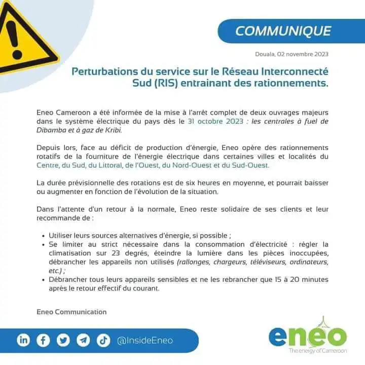 Image de Société. Eneo, la principale entreprise d'électricité au Cameroun, a récemment annoncé des perturbations dans la fourniture de l'énergie électrique dans plusieurs régions du pays. Dans un communiqué publié le jeudi 2 novembre 2023, l'entreprise a informé le public des problèmes qui ont affecté le réseau interconnecté Sud, entraînant des pannes et des coupures de courant. La principale cause de ces perturbations est un déficit de gaz, qui a eu un impact significatif sur la capacité de production d'énergie. Le communiqué d'Eneo Cameroun explique : "Eneo Cameroun a été informée de la mise à l'arrêt complet de deux ouvrages majeurs dans le système électrique du pays dès le 31 octobre 2023 : les centrales à fuel de Dibamba et à gaz de Kribi. Depuis lors, face au déficit de production d'énergie, Eneo opère des rationnements rotatifs de la fourniture de l'énergie électrique dans certaines villes et localités du pays." Cette situation est préoccupante car elle a un impact direct sur la vie quotidienne des Camerounais. Les coupures de courant et les pannes d'électricité peuvent entraîner une perturbation des activités économiques, des services publics, de l'éducation et de la vie domestique. Les entreprises, les écoles, les hôpitaux et les foyers dépendent de manière cruciale de l'électricité pour leur bon fonctionnement. De plus, les perturbations de l'approvisionnement en énergie peuvent avoir des répercussions sur la sécurité publique. Les pannes de courant peuvent entraîner des problèmes de sécurité, notamment des vols, des actes de vandalisme et des accidents liés à la circulation routière en cas de dysfonctionnement des feux de signalisation. Les conséquences de ces interruptions d'électricité sont ressenties de manière inégale dans tout le pays. Certaines villes et localités sont plus touchées que d'autres, en fonction de leur dépendance à l'électricité pour leurs besoins essentiels. Le déficit de gaz, à l'origine de ces pannes d'électricité, soulève des questions sur la fiabilité de la chaîne d'approvisionnement énergétique du Cameroun. Il est nécessaire de comprendre pourquoi les centrales à gaz de Kribi et les centrales à fuel de Dibamba ont été mises à l'arrêt complet. Est-ce dû à des problèmes techniques, à une maintenance inadéquate ou à des pénuries de carburant ? Une analyse approfondie est nécessaire pour éviter de futures interruptions similaires. De plus, l'annonce de ces perturbations soulève des questions sur la planification énergétique du pays et sa capacité à répondre à la demande croissante en énergie. Le Cameroun connaît une croissance démographique et économique, ce qui entraîne une augmentation de la demande d'électricité. Il est essentiel d'investir dans l'infrastructure énergétique et de diversifier les sources d'énergie pour garantir un approvisionnement stable. En fin de compte, la question qui se pose est la suivante : comment le Cameroun peut-il améliorer sa gestion de l'approvisionnement en énergie et éviter de futures perturbations de la fourniture d'électricité ? Il est impératif de mettre en place des mesures pour renforcer la fiabilité du réseau électrique, accroître la capacité de production et garantir un approvisionnement constant en énergie pour le bien-être et la croissance du pays.