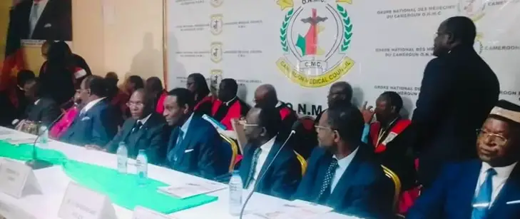 Image de Santé. Après plusieurs reports et une attente prolongée, l'élection des membres du bureau de l'Ordre National des Médecins du Cameroun (ONMC) va enfin avoir lieu. Le ministre de la Santé Publique, Malachie Manaouda, a annoncé la convocation de l'Assemblée Générale Extraordinaire Élective pour le samedi 9 décembre 2023, qui se tiendra au Palais des Sports de Yaoundé. Cette décision met fin à une période d'incertitude et de spéculations qui a entouré le processus électoral au sein de l'Ordre des médecins du Cameroun. Le contexte électoral a été marqué par des retards et des controverses, y compris des allégations de partialité à l'encontre du ministre de la Santé Publique, Malachie Manaouda. Cette situation a suscité des préoccupations quant à l'intégrité et à l'équité du processus électoral au sein de l'Ordre National des Médecins du Cameroun. Alors que le ministre avait rejeté toute implication dans le processus électoral, il semble que la convocation de l'Assemblée Générale Élective marque un tournant dans la situation. Le Déroulement de l'Assemblée Générale Élective L'Assemblée Générale Extraordinaire Élective de l'Ordre National des Médecins du Cameroun sera un moment crucial pour déterminer la direction future de cette institution professionnelle. Les membres de l'Ordre, principalement des médecins, auront l'occasion de choisir leurs représentants au sein du bureau exécutif de l'ONMC. Cette élection revêt une importance particulière car elle influencera la gestion des affaires de l'Ordre, y compris la réglementation de la pratique médicale au Cameroun. Le fait que cette élection ait été reportée à plusieurs reprises a suscité des inquiétudes au sein de la communauté médicale et de la société en général. Les retards ont alimenté des spéculations et des controverses, et l'annonce de la date de l'Assemblée Générale Élective mettra fin à cette période d'incertitude. Les médecins et les parties prenantes sont désormais en mesure de se préparer en conséquence pour le processus électoral. Les Candidats en Lice pour la Présidence de l'Ordre L'élection du président de l'Ordre National des Médecins du Cameroun est un poste hautement convoité. Plusieurs candidats se sont lancés dans la course pour diriger cette organisation professionnelle, et la compétition s'annonce intense. La position de président de l'ONMC comporte des responsabilités clés dans la réglementation de la profession médicale, la promotion de l'éthique médicale et la défense des intérêts des médecins et des patients. La multiplicité des candidats dénote un fort intérêt pour ce poste, mais cela soulève également des questions sur les choix des membres de l'Ordre. Le président élu devra faire face à des défis importants, notamment la gestion des relations avec les autorités sanitaires et la défense des intérêts professionnels des médecins. Les candidats devront présenter leurs visions et leurs programmes pour l'ONMC, ce qui aidera les électeurs à prendre une décision éclairée lors de l'Assemblée Générale Élective. Le Rôle et l'Importance de l'ONMC L'Ordre National des Médecins du Cameroun joue un rôle essentiel dans la réglementation de la profession médicale et la protection des droits et intérêts des médecins. Il a la responsabilité de garantir que les médecins au Cameroun pratiquent conformément aux normes éthiques et professionnelles. L'ONMC intervient également dans les questions liées à la formation médicale, à la certification des médecins et à la discipline professionnelle. La stabilité et la crédibilité de l'ONMC sont essentielles pour maintenir la confiance du public dans la profession médicale au Cameroun. Les décisions prises par l'ONMC ont un impact direct sur la qualité des soins de santé offerts aux patients et sur l'éthique de la profession médicale. En tant qu'organe de réglementation, l'ONMC doit s'efforcer de garantir que les médecins du pays exercent leur profession de manière éthique, compétente et dans l'intérêt du bien-être des patients. Comment cette élection à l'Ordre National des Médecins du Cameroun influencera-t-elle la réglementation de la profession médicale et la qualité des soins de santé au Cameroun ? Lire le communiqué du Minsanté