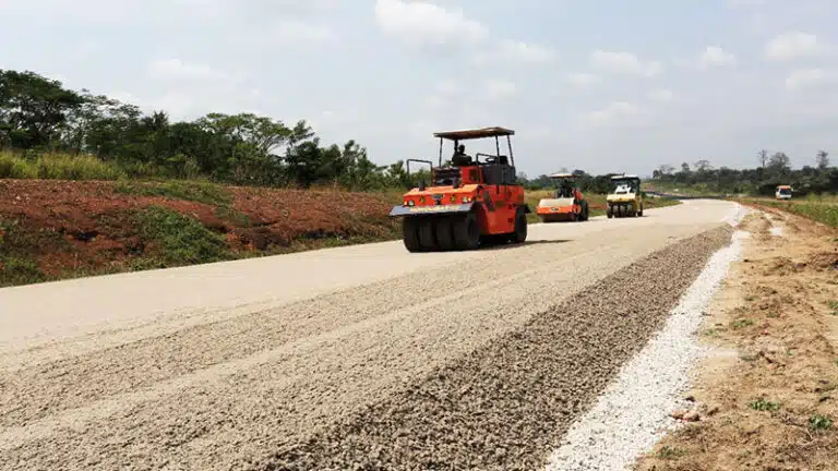 Image de Société. Le ministère camerounais des Travaux publics (Mintp) a récemment mis fin au contrat passé avec la société tchadienne Encobat en 2016, portant sur la construction du tronçon Douala-Bonepoupa sur la route Douala-Yabassi. Ce contrat, d'une valeur estimée à 26,5 milliards de FCFA TTC, avait pour objectif de moderniser cette importante portion routière au Cameroun. Cependant, après près de six ans de travaux, le chantier affiche un taux de réalisation de seulement 39,5% par rapport au marché de base et à l'avenant N°1. Cette résiliation soulève de nombreuses questions sur les raisons sous-jacentes et les implications pour ce projet d'infrastructure crucial. Le Contexte : Un Contrat d'Envergure pour la Modernisation Routière Le tronçon Douala-Bonepoupa, sur la route Douala-Yabassi, est un axe de transport vital au Cameroun, servant de liaison entre la capitale économique, Douala, et la région côtière de Yabassi. Les travaux pour moderniser cette route ont débuté en février 2017, avec une date de livraison initiale prévue pour 2019. Cependant, la livraison a été reportée à deux reprises, entraînant des retards significatifs. Le contrat a été attribué à la société tchadienne Encobat, qui était chargée de mener à bien les travaux de construction et de modernisation. Au fil du temps, cependant, il est devenu évident que le projet rencontrait des difficultés majeures, qui ont finalement conduit à sa résiliation. Les Raisons de la Résiliation du Contrat Selon des sources au ministère des Travaux publics, plusieurs facteurs ont contribué à la résiliation du contrat avec Encobat. Tout d'abord, l'entreprise a été confrontée à la présence de fondrières découvertes le long de l'itinéraire, ce qui a compliqué le processus de construction. De plus, des problèmes d'organisation du chantier et de disponibilité d'engins ont entravé la progression des travaux. Une source au Mintp explique que l'entreprise a commencé les travaux de terrassement, mais n'a pas pu amorcer les travaux de chaussées en raison d'un problème de carrière. Au fil du temps, Encobat a commencé à déserter le site des travaux, citant tantôt des problèmes de ressources financières, tantôt un déficit en ressources humaines. Après des mises en demeure, l'entreprise ne s'est pas mobilisée pour poursuivre les travaux, conduisant ainsi au constat de carence établi par le maître d'ouvrage. Cette série de problèmes a finalement conduit à la décision de résilier le contrat avec Encobat. Les Conséquences de la Résiliation La résiliation du contrat avec Encobat a des implications significatives pour le projet du tronçon Douala-Bonepoupa et pour l'entreprise tchadienne elle-même. En premier lieu, cette résiliation empêchera Encobat de soumissionner pour un nouveau marché dans le même domaine avant une période de deux ans. De plus, les cautions versées par l'entreprise dans le cadre de ce marché seront utilisées pour la réparation du préjudice subi dans l'administration camerounaise. Cela signifie que l'entreprise devra répondre des coûts encourus en raison de la résiliation du contrat, y compris les travaux inachevés et les conséquences financières. Prochaines Étapes : Le Choix d'une Nouvelle Entreprise Avec la résiliation du contrat avec Encobat désormais officialisée, le Mintp devrait procéder à la contractualisation d'une nouvelle entreprise pour l'achèvement des travaux sur le tronçon Douala-Bonepoupa. Cette étape impliquera la consultation des entreprises pour obtenir des propositions techniques et financières. Au bout du processus, une nouvelle entreprise sera sélectionnée conformément à la réglementation en vigueur. Question Ouverte : Comment le ministère des Travaux publics et les parties prenantes peuvent-ils s'assurer que le nouveau contrat pour le tronçon Douala-Bonepoupa progresse sans heurts et est mené à bien dans les délais impartis ?