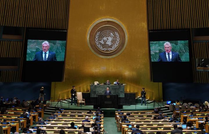 Image de Politique. Lors de la récente Assemblée générale de l'Organisation des Nations Unies (ONU), une résolution importante a été soumise au vote : la levée de l'embargo économique et commercial contre Cuba, imposé par les États-Unis depuis maintenant plus de 60 ans. Le Cameroun s'est joint à une écrasante majorité de nations pour soutenir la levée de cet embargo, marquant un tournant significatif dans les relations internationales. Sur les 190 pays représentés à l'Assemblée générale de l'ONU, pas moins de 187 ont voté en faveur de la levée de l'embargo contre Cuba. Seuls les États-Unis et Israël ont choisi de voter contre la résolution, tandis que l'Ukraine s'est abstenue. Cette décision met en lumière la profonde division internationale sur cette question qui a perduré pendant des décennies. L'Embargo contre Cuba : Un Conflit Historique L'embargo économique et financier imposé à Cuba par le gouvernement des États-Unis remonte à l'année 1960. Cet embargo a eu un impact considérable sur l'économie et la vie quotidienne des Cubains, affectant divers secteurs tels que l'accès aux biens de consommation, à la technologie, aux médicaments, et bien d'autres aspects de la vie quotidienne. La décision de l'administration américaine à l'époque de mettre en place cet embargo était liée à des tensions géopolitiques et idéologiques liées à la Guerre froide. Le gouvernement cubain, dirigé par Fidel Castro, avait établi des liens avec l'Union soviétique, ce qui avait provoqué une réponse hostile des États-Unis. Cette situation a conduit à des décennies de conflit et de sanctions économiques. La Lutte pour la Levée de l'Embargo Au fil des années, de nombreuses nations et organisations internationales ont appelé à la levée de l'embargo contre Cuba. Ils ont fait valoir que cet embargo avait un impact disproportionné sur la population cubaine, affectant leur accès aux soins de santé, à l'éducation, aux produits de base, et à d'autres besoins essentiels. La résolution de l'Assemblée générale de l'ONU, qui appelle à la levée de l'embargo, est un exemple de cet appel à l'action. Le soutien massif à la résolution à l'ONU est un signe fort de l'opposition internationale à l'embargo. L'approbation de la levée de l'embargo par une majorité écrasante de nations reflète une préoccupation partagée pour les droits de l'homme, le bien-être de la population cubaine, et la recherche de solutions diplomatiques aux conflits internationaux. Les Positions en Conflit : Les États-Unis et Israël L'opposition à la levée de l'embargo contre Cuba est principalement incarnée par les États-Unis et Israël. Les États-Unis, en tant qu'initiateurs de l'embargo, ont maintenu leur position en faveur de sa prolongation malgré l'opposition internationale croissante. Ils ont soutenu que l'embargo était un moyen de faire pression sur le gouvernement cubain en réponse à des préoccupations liées aux droits de l'homme et à des considérations de sécurité nationale. Israël, un allié proche des États-Unis, a également voté contre la levée de l'embargo. Ces deux pays ont maintenu leur position même lorsque la majorité de la communauté internationale s'est prononcée en faveur de la levée de l'embargo. L'Ukraine : Une Abstention Significative L'Ukraine s'est abstenue de voter sur la résolution de la levée de l'embargo contre Cuba. Cette abstention peut être interprétée comme une position neutre ou une décision de ne pas prendre parti dans ce conflit. Cela reflète peut-être des considérations diplomatiques et politiques internes de la part de l'Ukraine. La Suite des Événements et les Implications La levée de l'embargo contre Cuba est un sujet complexe qui a des implications importantes. Alors que la résolution de l'ONU n'a pas de pouvoir contraignant, elle envoie un message fort de soutien international à la cause cubaine. Il est important de voir comment cette décision sera interprétée et mise en œuvre par les parties concernées, en particulier les États-Unis et le gouvernement cubain. Question Ouverte : Dans quelle mesure cette décision de l'ONU pourrait-elle avoir un impact sur les relations entre les États-Unis et Cuba, et quelles pourraient être les prochaines étapes pour parvenir à une résolution durable de ce conflit historique ?