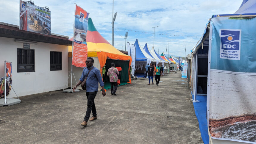 Image de Événements/Sorties. La capitale économique du Cameroun, Douala, est le lieu de la deuxième édition de la Foire Internationale des Affaires et du Commerce, un événement majeur qui se déroule sous le thème "Le commerce, levier de la relance économique, de l'industrialisation et de l'intégration régionales". Organisée par le ministère camerounais du Commerce, cette foire vise à promouvoir les produits et les services portant les labels "Made in Cameroon", "Made in Central Africa" et "Made in Africa". L'édition précédente de cette foire s'est tenue en 2018, et cette année, l'événement commercial a élargi son champ d'action en mettant l'accent sur l'importance du commerce pour la relance économique et l'intégration régionale. Avec des expositions-ventes, des rendez-vous d'affaires, des conférences-débats, des ateliers de formation, et des séances de coaching, la foire est une opportunité majeure pour les entreprises locales et internationales de promouvoir leurs produits et services. Le ministre camerounais du Commerce, Luc Magloire Mbarga Atangana, a souligné l'importance de cette foire pour la valorisation des produits locaux et la poursuite de la stratégie d'import-substitution du pays. Plus de 500 exposants, y compris des exposants étrangers venant d'Angleterre, du Bénin, des États-Unis, de la Turquie, et d'autres pays, participent à cette deuxième édition. Objectifs et Thématique de la Foire La Foire Internationale des Affaires et du Commerce est un événement majeur pour le Cameroun et la région. Elle vise à atteindre plusieurs objectifs essentiels : Promotion des Produits Locaux : L'une des priorités de la foire est de mettre en avant les produits "Made in Cameroon" et d'encourager la consommation de produits locaux. Cela contribue à soutenir l'économie nationale et à créer des opportunités pour les entreprises locales. Renforcement de l'Intégration Régionale : Le thème de la foire met en avant l'importance de l'intégration régionale, soulignant comment le commerce peut jouer un rôle clé dans l'amélioration de la coopération économique entre les pays de la région d'Afrique centrale. Relance Économique : À la lumière des défis économiques mondiaux, la foire se concentre sur le rôle du commerce dans la relance économique après des périodes de difficultés économiques. Opportunités d'Affaires : Les exposants et les participants ont la possibilité de participer à des rendez-vous d'affaires, des conférences-débats et des ateliers de formation, ce qui crée un environnement favorable au réseautage et à la création d'opportunités d'affaires. Diversité des Exposants : La foire accueille des exposants nationaux et internationaux, montrant la diversité des produits et services disponibles, et permettant aux visiteurs de découvrir de nouvelles opportunités commerciales. Les Dates Clés et la Participation Internationale La Foire Internationale des Affaires et du Commerce se tient du 1er au 12 novembre 2023, offrant une période prolongée pour les visiteurs et les participants pour explorer les stands, les expositions, et participer à diverses activités. La participation internationale à la foire est un aspect notable de cet événement. Plusieurs exposants étrangers, y compris des entreprises d'Angleterre, du Bénin, des États-Unis, de Turquie, et d'autres pays, sont présents pour présenter leurs produits et services. Cela témoigne de l'attrait de la foire et de son importance sur la scène internationale. Questions Futures et Opportunités La deuxième édition de la Foire Internationale des Affaires et du Commerce à Douala offre de nombreuses opportunités pour les entreprises locales et internationales. Elle renforce également la position du Cameroun en tant que centre économique de la région d'Afrique centrale et souligne l'importance du commerce pour la relance économique et l'intégration régionale. Comment cette foire pourrait-elle avoir un impact durable sur l'économie du Cameroun et sur les relations commerciales dans la région d'Afrique centrale ?