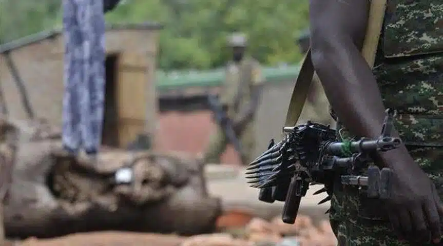 Image de Faits Divers. Le lundi 6 novembre 2023, un horrible massacre a secoué le village d'Egbekaw, situé dans l'Arrondissement de Mamfe, région du Sud-Ouest, au Cameroun. Près de 40 personnes ont été froidement assassinées vers 3h45 du matin. Les victimes étaient pour la plupart endormies au moment de l'attaque, et celles qui ont tenté de s'enfuir ont été abattues à bout portant. Ce crime atroce a suscité l'indignation et l'horreur, mettant en lumière la violence continue qui sévit dans certaines régions du Cameroun. Selon l'ONG Mandela Center International, cette tuerie massive a été perpétrée par des groupes armés non étatiques qui opèrent dans la région. L'explication avancée par l'ONG est que ces groupes armés séparatistes soupçonnent les populations civiles locales de collaborer avec les forces armées gouvernementales ou de signaler l'emplacement de leurs camps d'entraînement ou de regroupement. Cette suspicion aurait conduit à cette brutale attaque contre des civils sans défense. L'ONG Mandela Center International a clairement condamné cet acte odieux et rappelé les obligations légales en matière de conflits armés. Selon l'article 13 (2) du Protocole additionnel aux Conventions de Genève du 12 août 1949 relatif à la protection des victimes des conflits armés non internationaux (Protocole II), il est interdit de s'en prendre à la population civile en tant que telle, et les actes ou menaces de violence visant principalement à répandre la terreur parmi la population civile sont prohibés. L'ONG a également rappelé au gouvernement camerounais son obligation "absolue" de respecter et de faire respecter le droit à la vie, conformément au droit international des droits de l'homme. Cette obligation s'applique également aux groupes armés séparatistes, soulignant ainsi l'importance de protéger la vie des civils, même dans le contexte de conflits internes. Cette tragédie soulève de nombreuses questions sur la situation au Cameroun et sur la manière dont les conflits internes et les groupes armés non étatiques continuent de menacer la vie et la sécurité des civils. Comment les autorités camerounaises et la communauté internationale peuvent-elles travailler ensemble pour mettre un terme à cette violence persistante ? Quelles sont les mesures à prendre pour protéger les populations civiles vivant dans des zones de conflit et prévenir de tels massacres à l'avenir ? Ces questions restent essentielles pour assurer la stabilité et la sécurité dans la région.