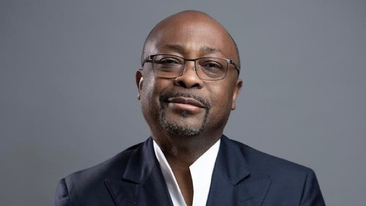 Image de Société. Alain Foka, une figure éminente du journalisme camerounais, a récemment pris une décision audacieuse en quittant son poste de rédacteur en chef à Radio France Internationale (RFI) pour se lancer dans de nouvelles entreprises en Afrique. Parmi les projets les plus remarquables qu'il a entrepris, on compte la création de sa propre chaîne de télévision, AFO Média, ainsi que la fondation de Manssah Groupe, une société de conseil multidisciplinaire. Cette évolution de carrière marque une étape significative pour Alain Foka, qui s'est engagé à promouvoir la voix africaine dans le paysage médiatique mondial. AFO Média est sans aucun doute l'un des projets les plus attendus d'Alain Foka. Cette chaîne de télévision dédiée à l'Afrique est en cours de préparation et suscite un grand intérêt dans le monde des médias. Alain Foka promet que la chaîne offrira une expérience unique, captivante et totalement révolutionnaire aux téléspectateurs. Il est prévu que la programmation de AFO Média mette en avant les perspectives africaines à travers une variété de contenus. Cette initiative est destinée à combler un vide dans l'univers médiatique africain en proposant une plateforme qui valorise la diversité et la richesse des histoires et des points de vue du continent. Outre la chaîne de télévision, Alain Foka a fondé Manssah Groupe, une société de conseil qui offre une gamme de services allant du lobbying à la consultation, en passant par la communication et le marketing. Cette entreprise, qui compte 14 actionnaires africains, est constituée de professionnels de divers secteurs, notamment des avocats, des entrepreneurs, des agro-économistes, et bien d'autres experts. La carrière d'Alain Foka est une source d'inspiration pour de nombreux journalistes en herbe en Afrique. Né à Douala en 1964, il a toujours nourri le rêve de devenir journaliste depuis son plus jeune âge. Après avoir obtenu son baccalauréat, il a choisi de poursuivre des études en sciences politiques en France, avant de revenir à son premier amour, le journalisme. Son talent, son dévouement et son travail acharné lui ont valu une reconnaissance méritée de la part de nombreuses personnalités du monde des médias et des experts. En 2011, Alain Foka a été classé parmi les 100 Africains les plus influents dans la catégorie des médias par le magazine New Afrique. Cette reconnaissance témoigne de son impact sur le paysage médiatique africain et de son rôle en tant que leader d'opinion dans le domaine du journalisme. Avec le lancement d'AFO Média et la création de Manssah Groupe, Alain Foka ouvre de nouvelles perspectives pour les médias et le conseil en Afrique. Ces initiatives reflètent son engagement profond envers le développement et la promotion de la voix africaine dans ces domaines. Sa transition du journalisme à l'entrepreneuriat médiatique et au conseil illustre la capacité de l'Afrique à générer des solutions novatrices et à influencer le discours mondial grâce à des initiatives locales. Le parcours d'Alain Foka est-il le signe d'une nouvelle ère pour le journalisme africain et les entreprises de conseil en Afrique ? Quels défis et opportunités attendent ces entreprises émergentes dans le secteur des médias et du conseil en Afrique ? Ces questions nous invitent à explorer l'avenir de ces domaines et les implications de ces développements pour l'Afrique et au-delà.