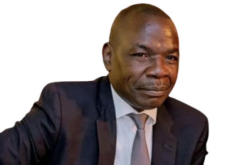 Image de Faits Divers. Le 6 novembre 2023, le Tribunal militaire de Yaoundé a été le théâtre d'une audition cruciale liée à l'affaire du journaliste Martinez Zogo, décédé tragiquement en janvier 2023 aux mains des éléments de la Direction Générale de la Recherche Extérieure (DGRE). L'homme au centre de cette affaire, le lieutenant-colonel Justin Danwe, considéré comme le chef du commando impliqué dans le meurtre du journaliste, a été convoqué pour comparaître devant le juge d'instruction militaire. Les révélations qui ont émergé lors de cette audience ont mis en lumière des détails troublants et ont suscité une grande attention de la part du public et des médias. Selon des sources bien informées, lors de cette audience, il a été révélé que le lieutenant-colonel Justin Danwe aurait remis une somme de 50 000 FCFA à l'équipe du commando qui a enlevé, torturé et finalement tué le journaliste Martinez Zogo. De plus, le chef de l'équipe aurait reçu un supplément de 100 000 FCFA pour couvrir les frais liés au carburant. Ces révélations choquantes ont soulevé de nombreuses questions sur les motivations et les circonstances entourant l'assassinat du journaliste. L'audition du lieutenant-colonel Justin Danwe marque une étape significative dans l'enquête sur la mort de Martinez Zogo. Cette affaire a fait grand bruit au Cameroun et au-delà, suscitant l'indignation et la demande de justice pour le journaliste assassiné. Depuis le début de l'enquête, plusieurs suspects, dont Maxime Eko Eko, Amougou Belinga et les membres du commando impliqués dans le meurtre, ont été entendus par les autorités judiciaires. Cependant, le rôle présumé du lieutenant-colonel Justin Danwe en tant que chef du commando apporte une nouvelle dimension à l'affaire et soulève des questions sur d'éventuelles complicités ou motivations qui auraient conduit à ce crime odieux. La mort de Martinez Zogo a également ravivé le débat sur la liberté de la presse et la sécurité des journalistes au Cameroun. Les professionnels des médias et les défenseurs des droits de l'homme ont exprimé leur préoccupation quant à l'impunité qui prévaut dans les cas de violence contre les journalistes et ont appelé à des mesures pour garantir la protection de la presse et la poursuite des auteurs de ces actes répréhensibles. Alors que cette affaire continue de se développer, de nombreuses questions demeurent sans réponse. Quelles seront les conséquences de l'implication présumée du lieutenant-colonel Justin Danwe dans le meurtre de Martinez Zogo ? La vérité sur les circonstances de ce crime sera-t-elle enfin révélée ? Comment cette affaire influencera-t-elle la situation de la liberté de la presse et de la sécurité des journalistes au Cameroun ? Ces questions sont cruciales pour la recherche de justice et la défense des droits de l'homme dans le pays.