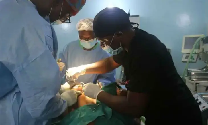 Image de Santé. Au cœur de la région Sud du Cameroun, le centre de santé intégré de Bipindi se trouve face à des défis cruciaux qui entravent son efficacité dans la prestation des soins de santé. Le médecin-chef du centre, le Dr Oyongo Bekolo Serges, a mis en lumière l'une des difficultés majeures : le manque d'électricité. Cette lacune essentielle affecte directement la qualité des soins médicaux prodigués aux patients. Depuis 2019, le centre de santé est confronté à des coupures d'électricité fréquentes. Le générateur de secours, bien que présent, ne peut être utilisé en l'absence de fonds pour son alimentation. Cette situation critique a contraint le personnel médical à utiliser des solutions alternatives, telles que des lampes torches et même la lumière des téléphones portables, lors d'opérations chirurgicales. Cette réalité soulève des préoccupations majeures quant à la sécurité des procédures médicales dans des conditions d'éclairage précaires. Outre le défi de l'électricité, le centre de santé de Bipindi est confronté à des lacunes importantes en termes d'équipements médicaux. Les rares machines disponibles sont obsolètes, compromettant la capacité du personnel médical à fournir des soins modernes et efficaces. Le Dr Oyongo Bekolo Serges appelle à des investissements dans des équipements médicaux de pointe pour garantir une prestation de soins flexible et adaptée aux besoins de la population locale. La situation actuelle a des conséquences directes sur les choix des patients. En raison du dysfonctionnement presque total des unités médicales locales, ceux qui ont les moyens financiers préfèrent se rendre dans des localités voisines telles que Lolordof ou Kribi pour recevoir des soins de santé appropriés. Cette migration vers d'autres centres médicaux expose les patients à des trajets difficiles et des conditions routières déplorables, soulignant ainsi l'urgence d'améliorer les services locaux. La question de l'accès aux soins de santé de qualité se pose avec acuité. Comment les autorités envisagent-elles de résoudre le problème crucial de l'électricité au centre de santé de Bipindi? Quels efforts sont déployés pour moderniser les équipements médicaux et répondre aux besoins de la population locale? Comment le système de santé peut-il être renforcé pour décourager la migration des patients vers d'autres régions? En conclusion, la situation du centre de santé de Bipindi met en lumière les défis persistants auxquels sont confrontés les établissements de santé dans certaines régions du Cameroun. La nécessité de garantir un accès équitable à des soins de qualité et la modernisation des infrastructures médicales sont des questions cruciales qui méritent une attention urgente. Comment envisagez-vous que les efforts pour résoudre ces problèmes puissent être renforcés et pérennisés dans le contexte du système de santé camerounais?