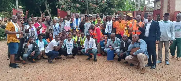 Image de Politique. Dans une dynamique politique impressionnante, le Mouvement pour la renaissance du Cameroun (MRC) a récemment marqué son entrée remarquable à Bassamba, dans le Ndé. Lors de l'assemblée des structures du parti dans cette circonscription administrative, pas moins de 283 nouveaux militants ont officiellement rejoint les rangs du MRC, marquant un changement significatif dans l'équilibre politique local. Cette percée politique a été facilitée par une stratégie délibérée visant à étendre l'influence du MRC dans cette région. Sous la direction de Rosange Njimegni Nono, secrétaire de la Fédération départementale du MRC dans le Ndé, une opération de conquête a été lancée, et les résultats ont été rapides et impressionnants. Bassamba, qui comptait initialement une seule unité de 13 membres, est désormais le foyer de 13 unités actives, témoignant de l'engagement croissant envers le MRC dans la région. Un aspect notable de cette transition politique est l'adhésion massive de 126 militants en provenance du parti au pouvoir, le Rassemblement démocratique du peuple camerounais (RDPC). Ces démissions officielles, survenues lors de l'assemblée des structures du MRC, soulignent un changement significatif dans les alliances politiques locales. Cette mutation politique a également été alimentée par le départ de 155 membres du Social Democratic Front (SDF), 2 de l'Union démocratique du Cameroun (UDC), et même un gendarme à la retraite. Le Secrétaire de la Fédération régionale MRC de l'Ouest, Me André Marie Tassa, exprime sa satisfaction devant le succès de cette opération à Bassamba. Il souligne la fierté que représente Bassamba pour le MRC, soulignant qu'elle a même devancé certaines localités qui étaient déjà dans le "train de la Renaissance". Les nouveaux adhérents du MRC, convaincus par le programme de société du parti, déclarent avoir pris le temps de méditer sur leur décision avant de se rallier. Parmi eux, Calixte Youssouf Bamen, un ancien responsable du RDPC, explique son choix en soulignant un changement progressif dans la perception politique locale, attribué à un travail de fourmis effectué par le MRC entre 2018 et 2023. Cependant, la question de la motivation profonde de ces adhésions massives reste ouverte. Quelles sont les raisons sous-jacentes qui ont conduit ces anciens membres du RDPC à rejoindre le MRC? Comment cette mutation politique sera-t-elle perçue au niveau national, en particulier dans le contexte politique actuel du Cameroun? En conclusion, l'entrée tonitruante du MRC à Bassamba représente un tournant significatif dans le paysage politique local. Les implications de cette transition politique méritent une analyse approfondie pour comprendre les facteurs qui ont motivé ces changements et anticiper l'impact sur la dynamique politique globale du Cameroun. Comment envisagez-vous que cette mutation politique locale puisse influencer le paysage politique national?