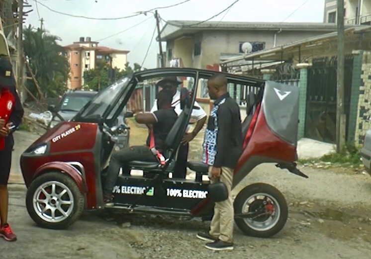 Image de Discussions Voitures. Darryl Nganou Tiogueu, un ingénieur en électromécanique talentueux du Cameroun, a récemment dévoilé son dernier chef-d'œuvre : le "Atoum", un véhicule électrique de trois places, créé entièrement au Cameroun. Monté sur trois roues et propulsé par un moteur de 15 kilowatts alimenté par une batterie hybride de 10 kilowatts, le "Atoum" offre une autonomie impressionnante de 100 kilomètres, représentant une véritable percée dans l'industrie automobile africaine. Le créateur, âgé de 29 ans, a suivi une approche innovante en combinant le savoir-faire de l'ingénierie mécanique locale avec des composants électroniques de qualité en provenance de Chine. Baptisé "Atoum", ce trike représente une réponse aux besoins croissants d'un marché africain en quête de solutions de mobilité durables. L'assemblage de ce véhicule électrique a nécessité un équilibre subtil entre les compétences locales et les composants importés, démontrant ainsi le potentiel de l'industrie manufacturière camerounaise. Le jeune innovateur, optimiste quant à l'avenir de son projet, a exprimé son besoin d'un soutien gouvernemental et de partenariats pour accélérer la production et répondre à la demande croissante. Le "Atoum" s'est déjà attiré des éloges grâce à son design avant-gardiste et à ses performances écologiques. Les avantages de ce véhicule électrique se manifestent particulièrement dans les environnements urbains densément peuplés, comme les rues animées de Douala. Doté de trois roues et d'une autonomie de 100 kilomètres, il offre une solution de transport idéale pour les déplacements urbains. Les avantages environnementaux et économiques du "Atoum" ne passent pas inaperçus. Dans les embouteillages, il excelle en raison de son moteur électrique, qui ne consomme de l'énergie que lorsque le véhicule est en mouvement. De plus, il évite la production de chaleur excessive et nécessite un entretien réduit en raison de l'absence de système d'embrayage. Sur les routes de Douala, l'innovation de Darryl Nganou Tiogueu suscite l'admiration et suscite l'intérêt. Les automobilistes soulignent l'efficacité du véhicule dans les embouteillages, soulignant également les économies potentielles de carburant, devenu de plus en plus coûteux. Dans un contexte où les préoccupations environnementales et les coûts de carburant élevés sont au premier plan, le "Atoum" apparaît comme une alternative prometteuse. Cependant, pour que cette initiative locale prenne son envol, le soutien des autorités publiques est crucial. La promotion de solutions de mobilité innovantes et respectueuses de l'environnement pourrait non seulement transformer le paysage des transports au Cameroun mais aussi servir de modèle pour d'autres régions d'Afrique et au-delà. En fin de compte, la question qui se pose est la suivante : Comment les pouvoirs publics et la communauté internationale peuvent-ils soutenir et amplifier cette initiative pour favoriser l'adoption de véhicules électriques locaux, non seulement au Cameroun mais également dans d'autres régions d'Afrique confrontées à des défis similaires en matière de mobilité durable ?