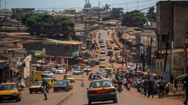 Image de Faits Divers. L'escalade des scènes de crime à Yaoundé suscite une profonde inquiétude, illustrée par deux événements récents particulièrement choquants. Le premier a eu lieu au quartier Ahala, où le cadavre d'un homme a été découvert jeudi matin. Cette triste découverte a été suivie par un incident encore plus macabre à Nkolbisson, où le corps de Mvondo Francis a été retrouvé avec le crâne ouvert, son cerveau et ses yeux ayant été arrachés, suggérant un crime rituel. Ces tragédies ne sont malheureusement pas isolées. Quelques semaines plus tôt, le dimanche 20 août 2023, une découverte épouvantable a été faite dans le quartier Supérette à Biyem-Assi. Un enfant de deux ans a perdu la vie après être tombé dans une fosse non couverte et abandonnée par un voisin. Le petit garçon jouait avec son frère de quatre ans, mais personne ne croyait le témoignage du frère plus âgé signalant l'accident. Ce n'est que grâce à l'intervention d'un passant du quartier, qui a pris au sérieux les déclarations du frère de quatre ans, qu'il a été possible de localiser et de sortir l'enfant de la fosse. Ces incidents révèlent une sérieuse problématique de sécurité, mettant en lumière la nécessité d'une vigilance accrue dans les communautés. Les enquêtes sur ces crimes sont inévitablement complexes, mais elles soulèvent également des questions cruciales sur la sécurité urbaine, la responsabilité communautaire et l'efficacité des autorités locales. Comment les autorités de Yaoundé comptent-elles aborder cette montée de la criminalité ? Quelles mesures de prévention et d'éducation seront mises en place pour éviter de futurs incidents tragiques impliquant des enfants ou des citoyens ordinaires ? Il est essentiel de réfléchir à ces événements dans un contexte plus large, en évaluant la sécurité des quartiers, l'accès aux services d'urgence et les mesures de sensibilisation au sein de la communauté. Les réponses à ces questions peuvent déterminer non seulement la résolution de ces crimes spécifiques, mais aussi la création d'un environnement plus sûr et résilient pour tous les résidents de Yaoundé. Comment la société et les autorités locales s'engageront-elles à assurer la sécurité et la protection de la population face à ces défis croissants ?