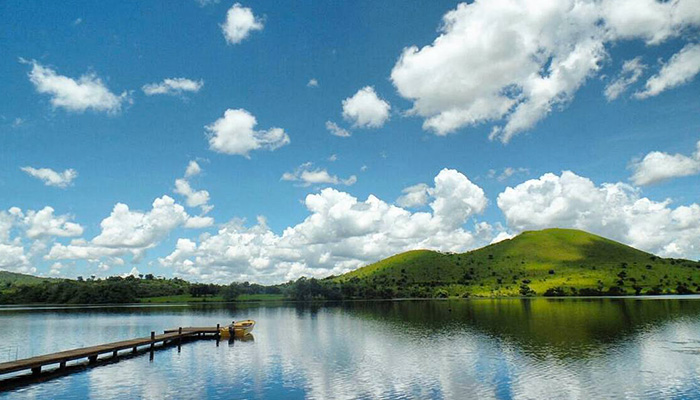 Image de Voyages. Le Cameroun, trésor bien gardé de l'Afrique centrale, éveille la curiosité des voyageurs en quête d'une destination à la fois riche en nature et en culture. Avec des attraits touristiques variés, cette terre africaine offre une expérience complète, alliant les charmes urbains, les traditions culturelles, les aventures en plein air et la sérénité balnéaire. Ce récit détaillé nous emmènera à travers les différentes facettes du Cameroun, révélant ses trésors cachés et invitant chacun à plonger au cœur de l'émerveillement. La Magie Urbaine de Yaoundé La capitale camerounaise, Yaoundé, se dévoile comme une métropole dynamique, énergique et imprégnée d'une richesse culturelle incommensurable. Les quartiers animés tels que la Messa, Moloko, la Briqueterie, sont des témoins vivants de la vie urbaine foisonnante. Le musée d'Art camerounais, avec ses collections captivantes, offre un aperçu fascinant de l'histoire artistique du pays, tandis que le musée d'Art nègre plonge les visiteurs dans les racines profondes de la culture africaine. À travers ces rues animées, chaque coin de Yaoundé raconte une histoire, que ce soit celle des marchés locaux vibrant de couleurs et de saveurs ou celle des quartiers historiques où l'architecture ancienne se mêle harmonieusement à la modernité émergente. Douala : Entre Tradition et Modernité De l'autre côté du pays, Douala, la capitale économique, offre un mélange fascinant de traditions ancrées et de modernité en mouvement. Le port historique, le palais du Roi Bell, et la pagode de Douala illustrent la riche histoire de la ville, tandis que des symboles religieux tels que la Cathédrale St Pierre St Paul et la mosquée du quartier New Bell représentent la diversité culturelle et religieuse. Douala, en tant que centre économique, se profile également comme une plaque tournante de l'activité artistique et créative, avec des galeries d'art contemporain et des festivals culturels qui attirent l'attention des visiteurs du monde entier. Foumban : Voyage dans le Temps et les Traditions Au cœur du Cameroun, Foumban se démarque comme une destination où le temps semble s'être arrêté, préservant les traditions bamoum avec une authenticité rare. Le palais royal, avec son musée fascinant, transporte les visiteurs dans l'ère des rois et des reines, tandis que les musées des Arts et Traditions bamoum témoignent de l'art artisanal et des coutumes ancestrales. Foumban est un voyage dans le temps, une immersion dans les traditions préservées avec soin au fil des générations. Pays Bamiléké : Entre Folklore et Héritage Pour ceux qui cherchent à approfondir leur exploration culturelle, le pays Bamiléké est une invitation à découvrir le folklore et l'héritage vibrants des communautés locales. Les villages Bamiléké sont des trésors culturels, où les danses traditionnelles, les rituels et les festivités sont transmis de génération en génération. Cette région offre une opportunité unique de participer à des célébrations locales, où la communauté partage fièrement son histoire et sa culture. Nature et Aventure : Parcs Nationaux et Ascensions Majestueuses Le Cameroun, avec sa biodiversité exceptionnelle, est une bénédiction pour les amoureux de la nature. Le Parc national du Waza offre une expérience de safari inoubliable, permettant d'observer de près des éléphants majestueux, des lions majestueux, des girafes élancées et des hippopotames paresseux. La préservation de la nature atteint son apogée au parc national de Korup, où la forêt équatoriale se déploie dans toute sa splendeur, offrant un refuge à une multitude d'espèces végétales et animales uniques. Pour ceux qui recherchent une aventure plus physique, les ascensions du mont Cameroun, la plus haute montagne d'Afrique centrale, et du mont Mandara, offrent des défis exaltants. Ces sommets majestueux offrent non seulement des panoramas à couper le souffle mais aussi une connexion profonde avec la nature, à travers le trekking et la randonnée. Plaisirs Balnéaires sur la Côte-Ouest La côte-ouest camerounaise, bordée par l'océan Atlantique, offre une évasion tranquille pour ceux qui recherchent la détente au bord de la mer. Les stations balnéaires de Kribi et de Limbé, avec leurs plages de sable fin et leurs eaux cristallines, créent un cadre idyllique pour des journées ensoleillées et des soirées paisibles. La côte-ouest représente un équilibre parfait entre l'aventure et la détente, invitant les visiteurs à savourer la beauté naturelle tout en se relaxant au son des vagues. Au terme de cette exploration détaillée du Cameroun, la question reste ouverte : quelle facette de ce joyau africain éveille votre curiosité ? Quels sont les aspects que vous aimeriez explorer davantage lors d'une éventuelle visite au cœur de cette terre d'émerveillement ? Le Cameroun, avec ses multiples visages, attend vos pas et vos découvertes.