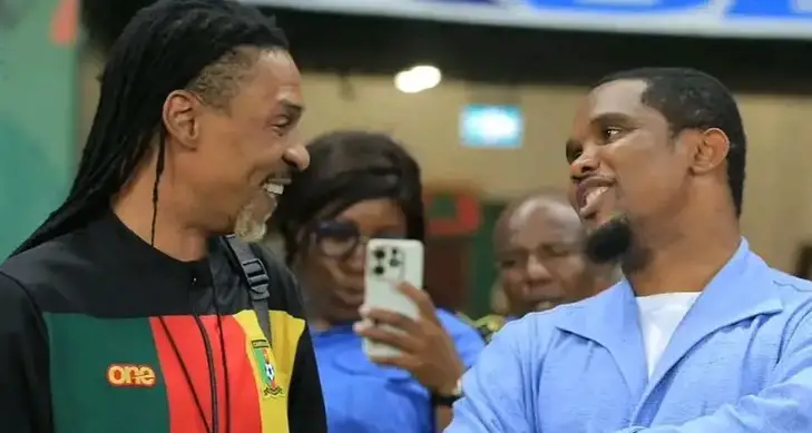 Image de Football. Dans le cadre des éliminatoires de la Coupe du Monde 2026, l'attention est tournée vers le Cameroun, où le président de la Fédération camerounaise de football, Samuel Eto’o Fils, a participé à la dernière séance d'entraînement des Lions indomptables le jeudi 16 novembre 2023. Cette présence marque un soutien important de la part du légendaire footballeur à l'équipe nationale alors qu'elle se prépare pour les défis cruciaux à venir. Le Soutien de Samuel Eto’o Fils Au stade Japoma de Douala, lieu du prochain affrontement contre Maurice, les joueurs dirigés par Rigobert Song ont bénéficié de la présence inspirante de Samuel Eto’o Fils. En tant que président de la Fecafoot, sa visite n'était pas seulement symbolique, mais également une occasion de transmettre un message d'encouragement aux joueurs avant le début des éliminatoires. L'implication personnelle d'Eto’o démontre son engagement envers l'équipe nationale et son désir de voir les Lions indomptables briller sur la scène internationale. Cet acte souligne également le rôle crucial des personnalités éminentes du football dans la motivation et le soutien des équipes nationales. Préparation Intense pour les Éliminatoires La séance d'entraînement, dirigée par Rigobert Song, témoigne de l'intensité et de la concentration des Lions indomptables dans leur préparation pour les éliminatoires de la Coupe du Monde 2026. Les joueurs ont eu l'opportunité de bénéficier des conseils et de l'expérience de Samuel Eto’o Fils, une figure emblématique du football camerounais. Alors que l'excitation monte à l'approche du match contre Maurice, cette rencontre revêt une importance particulière en tant que point de départ pour la course vers la qualification à la Coupe du Monde. Les Lions indomptables chercheront à obtenir un résultat positif pour renforcer leur position avant leur déplacement à Benghazi pour affronter la Libye le mardi 21 novembre. Perspectives pour les Éliminatoires de la Coupe du Monde 2026 Les éliminatoires de la Coupe du Monde 2026 présentent des défis de taille pour toutes les équipes participantes, et le Cameroun ne fait pas exception. La question de savoir comment les Lions indomptables se positionneront dans cette compétition relevée est au cœur des discussions. La présence de Samuel Eto’o Fils à la dernière séance d'entraînement souligne-t-elle une stratégie spécifique ou est-elle simplement un geste de soutien ? Comment voyez-vous l'influence de personnalités du football sur la performance des équipes nationales lors des compétitions internationales?